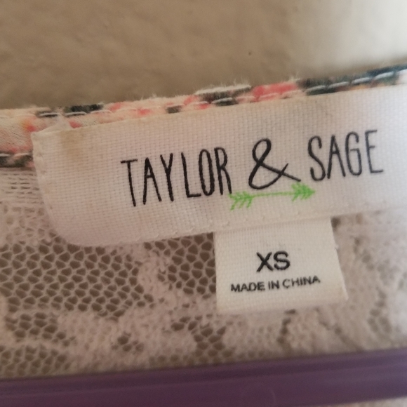 Throw over floral lace kimono - Picture 3 of 4